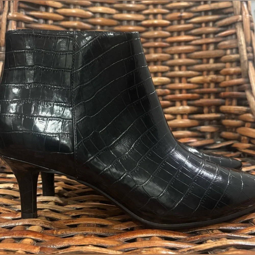 AEROSOLES Black Croc-Patterned Ankle Booties in size 9.5. Great condition !